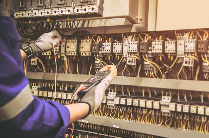 Mano Primer Plano Ingenieria Electrica Utilizando Medicion Comprobar Electricidad 1 2